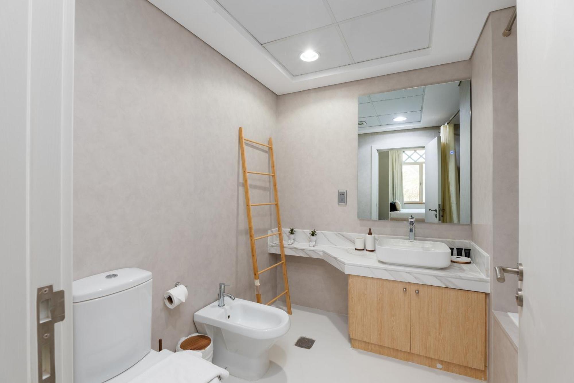 Shoreline 4, Palm Jumeirah - Mint * Dubai